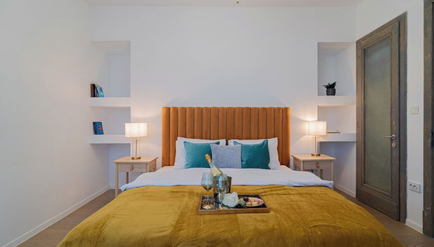 Top-Floor Romanian Athenae 2BR Apartment, Quiet City Views - Foto 5, Habitación