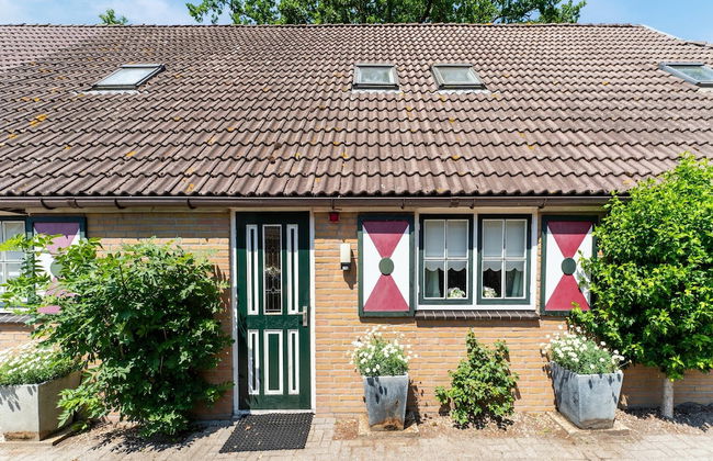 Group Home in Giethoorn With Waterside Terrace - Photo 2