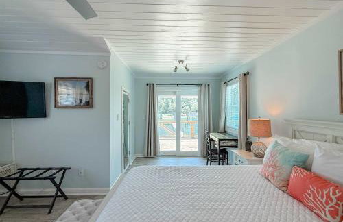 Spacious house- Deep Water Dock Pool Golf Cart Rental available - Foto 36