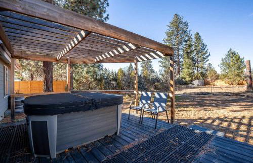 Charming 3-Bedroom Home in Bend with Hot Tub Game Room & Spacious Family Dining - Foto 20