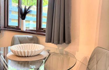 Wren 21-Hot Tub-Woodland Lodges-Tenby-Camarthenshire - Foto 3