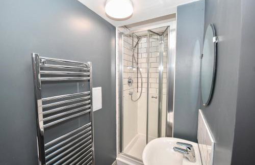 Spacious 7 Bedroom Budget Apartment in Headingley - Photo 21
