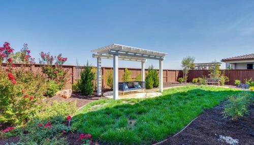 Elegant and Spacious Retreat with Yard in Woodland! - Foto 3