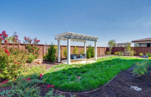 Elegant and Spacious Retreat with Yard in Woodland! - Foto 3