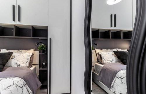 Black & White or Pop Art - Design Apartments with Parking & WiFi - Photo 18