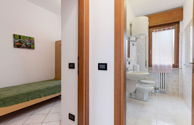 Spacious Apartment With Garden - Photo 16