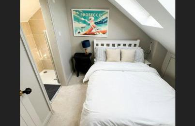 Spacious House In Guildford - Photo 6