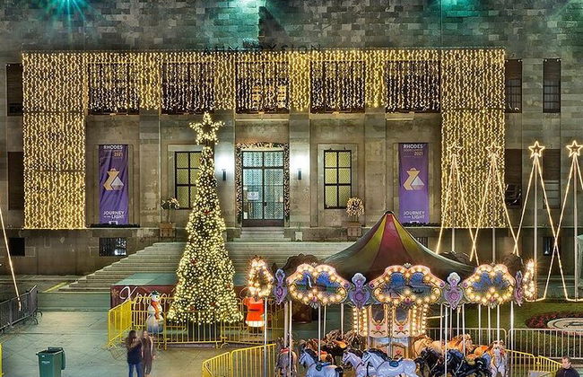 Recorrido a pie privado por la magia navideña de Rodas - Foto 4