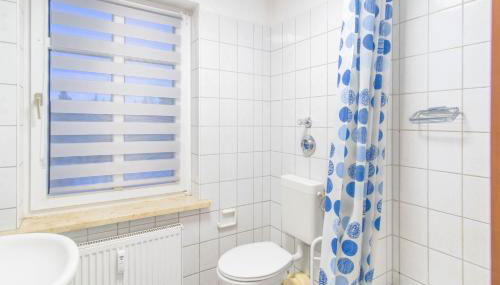 A place to stay - single beds, tv - Foto 2, Shower