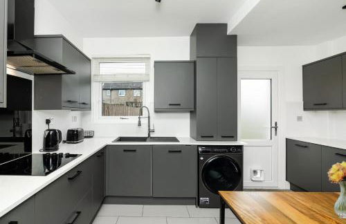 3 Bedroom House-Free Parking-by Holiday Homes - Foto 21