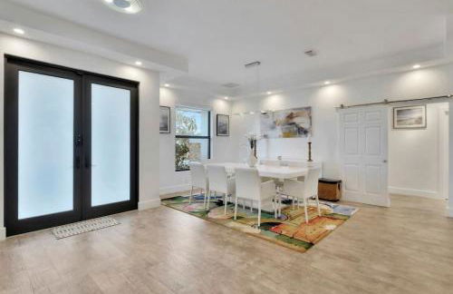 Lynoras Luxe Estate 3 bedroom 3 bath with Modern Design and Heated Pool - Foto 117