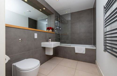 Cosy, modern high rise with views! 2 bedroom - Foto 10