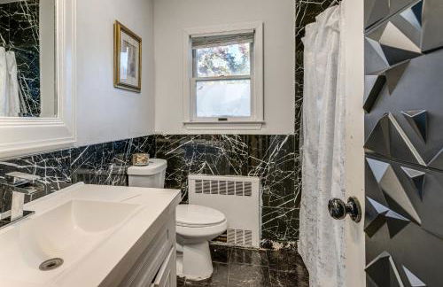 8 Mi to Jones Beach State Park! Cozy Home with Porch - Foto 17