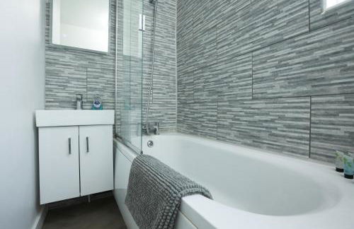 Highfield House by N and N Stays, Perfect for Contractor and Corporate Stays 2 Bed House with Free on street Parking - Photo 18