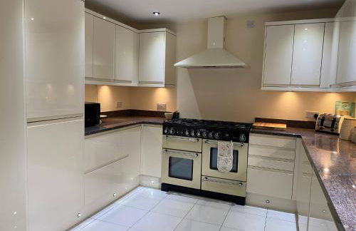 4 BR 2 Bathroom House Parking Garden St Neots Town Centre - Foto 37