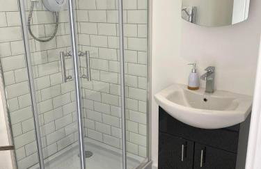 Studio Cabin Retreat with Hot Tub Sea and Downs views in Seaford with own garden - Foto 26