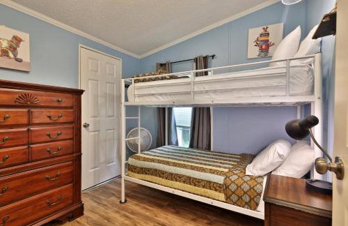 The Bomoseen Bungalow - Vermont Lake House Close to Ski Resorts! Private dock, ski rental ticket deals - Foto 29