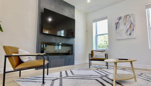 Pristine Petworth Family Home w Street Parking - Foto 2