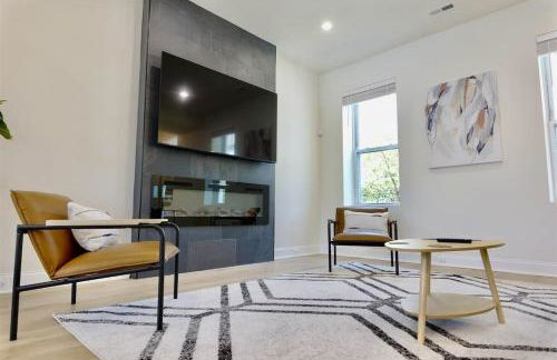 Pristine Petworth Family Home w Street Parking - Foto 2