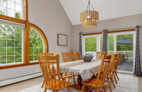 White Mountain Retreat with Theater, Fire Pit, Game Room and River Access - Foto 11