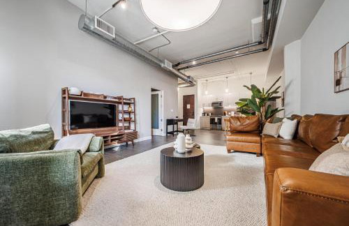 Downtown Escape - 2BR w Skyline Views & Hot Tub - Foto 9