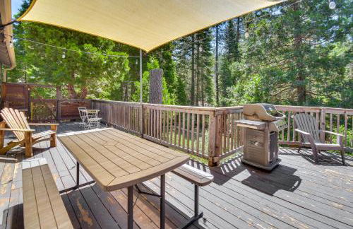 Cozy Retreat with Deck about 2 Mi to Pinecrest Lake! - Foto 27