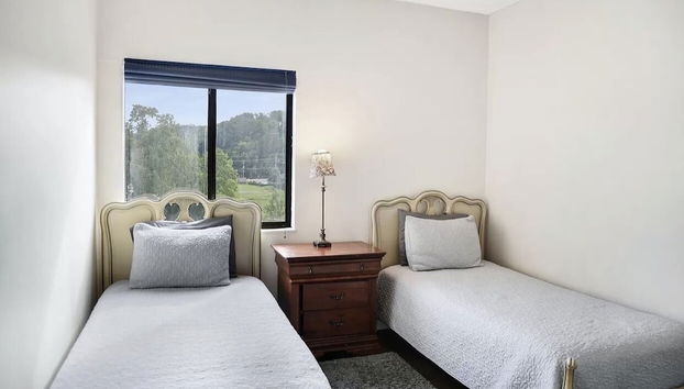 Smoky Mountains 610 3BD Condo with Fireplace and Jacuzzi Tub by RedAwning - Foto 5, Habitación