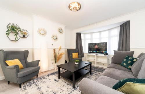 Spacious 4 Bed House Free Parking Near Station - Pass the Keys - Foto 3