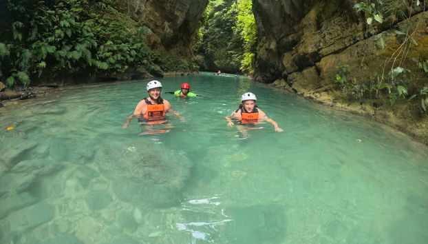Nadando nas cataratas de Kawasan