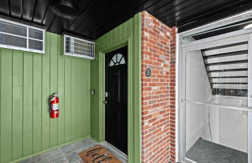 Stylish 1BR Upper Flat in the Heart of Royal Oak - Photo 7