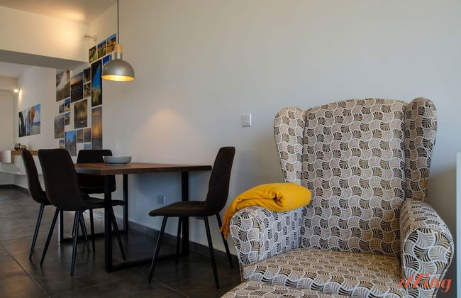 2 Bed Apartment w Distant Sea and Country Views - Foto 7