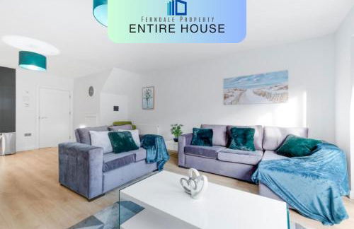 Modern 4 Bedroom House With Parking in Farnham Royal, Slough By 360stays - Foto 1