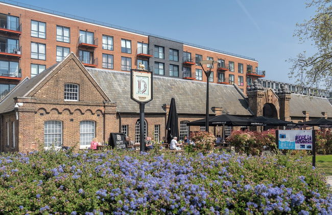 2 Bed Flat, Dedicated Workspace, Parking, 4KTV - Photo 27