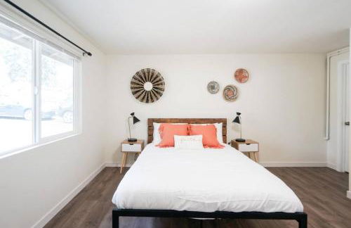 Beautiful Light-filled Farmhouse w swing & slide - Foto 16