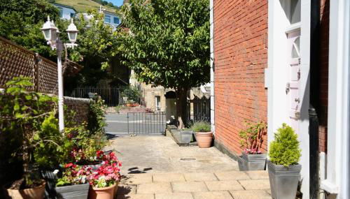 The Pink Door Seaside Holiday Home - Photo 5, Garden view