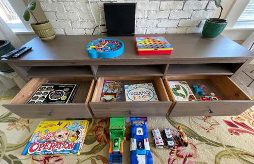 Sunlit Surf House 4BR Downtown Walk to beach - Foto 45