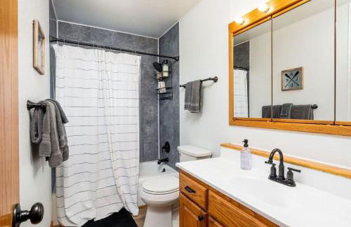 5BR Lakefront Getaway with hot tub - Foto 15