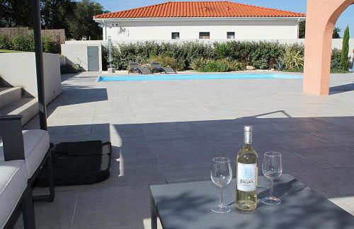 Modern 4 bedroom villa, air-conditioning, swimming pool, private gardens - Photo 22