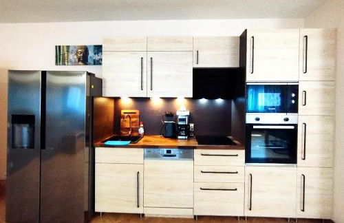 OVER RIVER near FRANKFURT-130 QM-4 ROOMS- 6 BEDS- FREE PARKING- AC - Foto 18