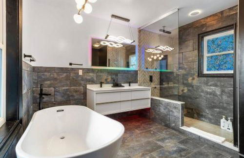 AC 9 BR 4BA Victorian Manor - 1 Block to Beach - Foto 46