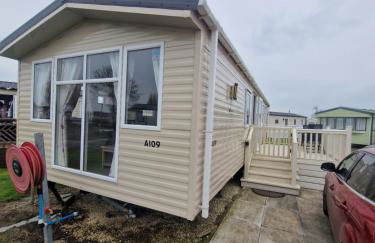 AMC Flamingo Land Caravan, Motorhome & Campervan Hire - Foto 14