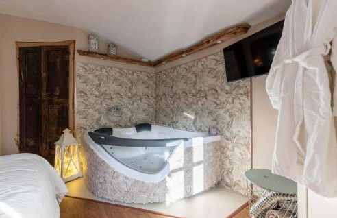 Stunning Home In Capannori With Jacuzzi - Foto 7