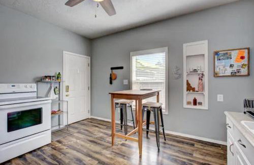 Red Bench Cottage Ideal location near parks, trails, skiing, hiking, biking, shopping extended stays welcome - Photo 5