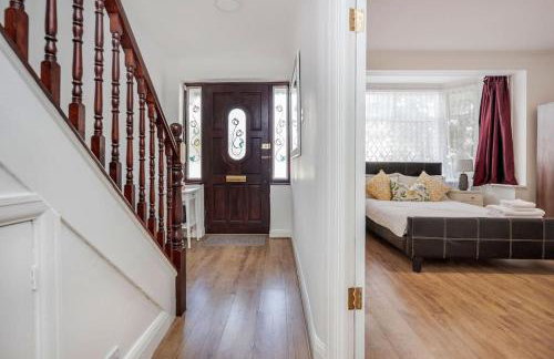 Lovely 4 Bedrooms House Near Romford Station With Parking - Foto 2