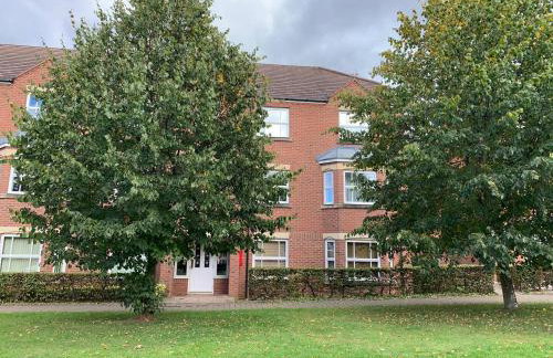 Solihull 2-Bed Flat with Parking-Ideal for Contractors, Business, Long Stays - Photo 28