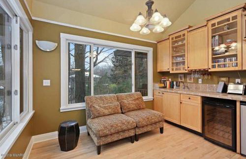 Woodshores Retreat - cozy retreat, hot tub, Lk MI - Photo 18