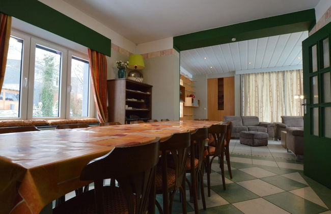 Spacious Home With Garden - Photo 33