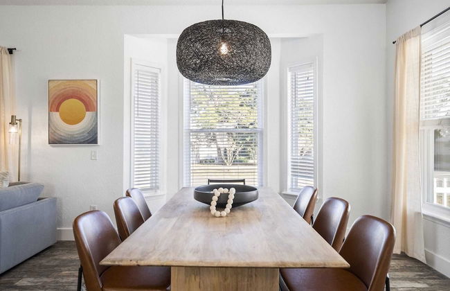 7bdr w/ Private Pool, Hot Tub, Fire Pit, Walk to Beach Tidal Wave by Avantstay - Foto 9