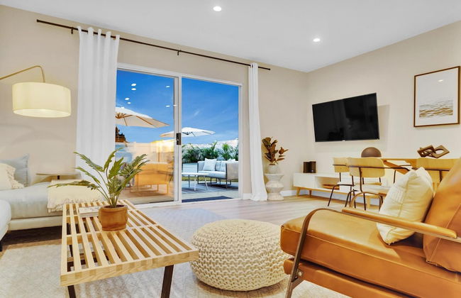 Designer Coastal Paradise w Pool - Steps to Beach - Foto 17