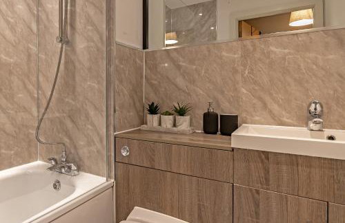 PRIME City Centre Location, THE JUKE BOX SUITE, Secure Gated FREE Parking Space, Unique STYLISH Apartment, AIR CONDITIONING & Two Bathrooms - Photo 29